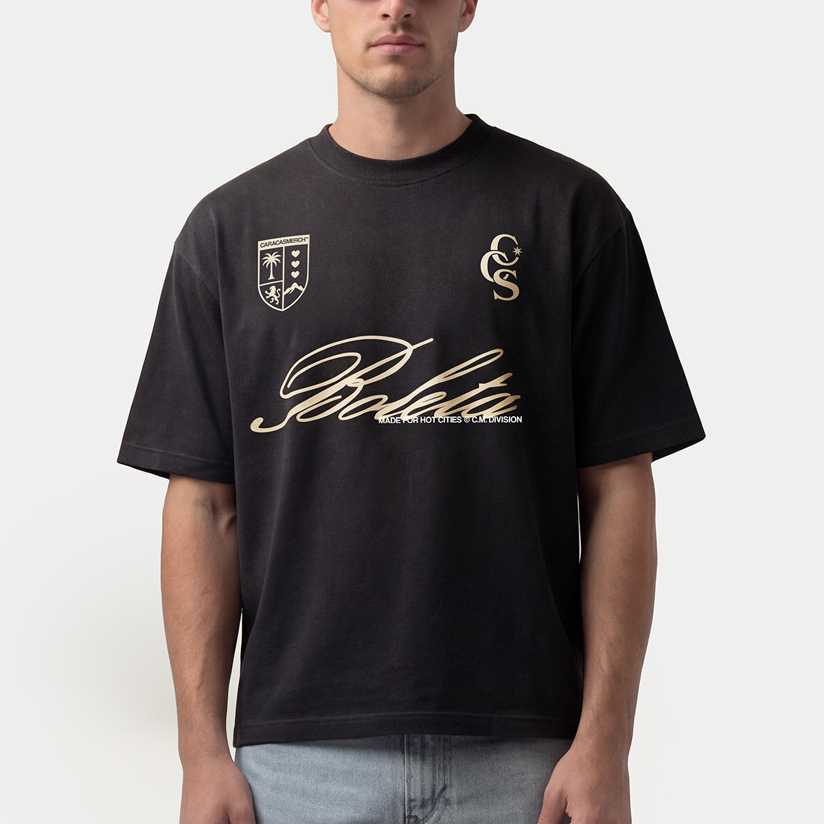 Modelo llevando la camiseta negra «Boleta» de Caracas Merch